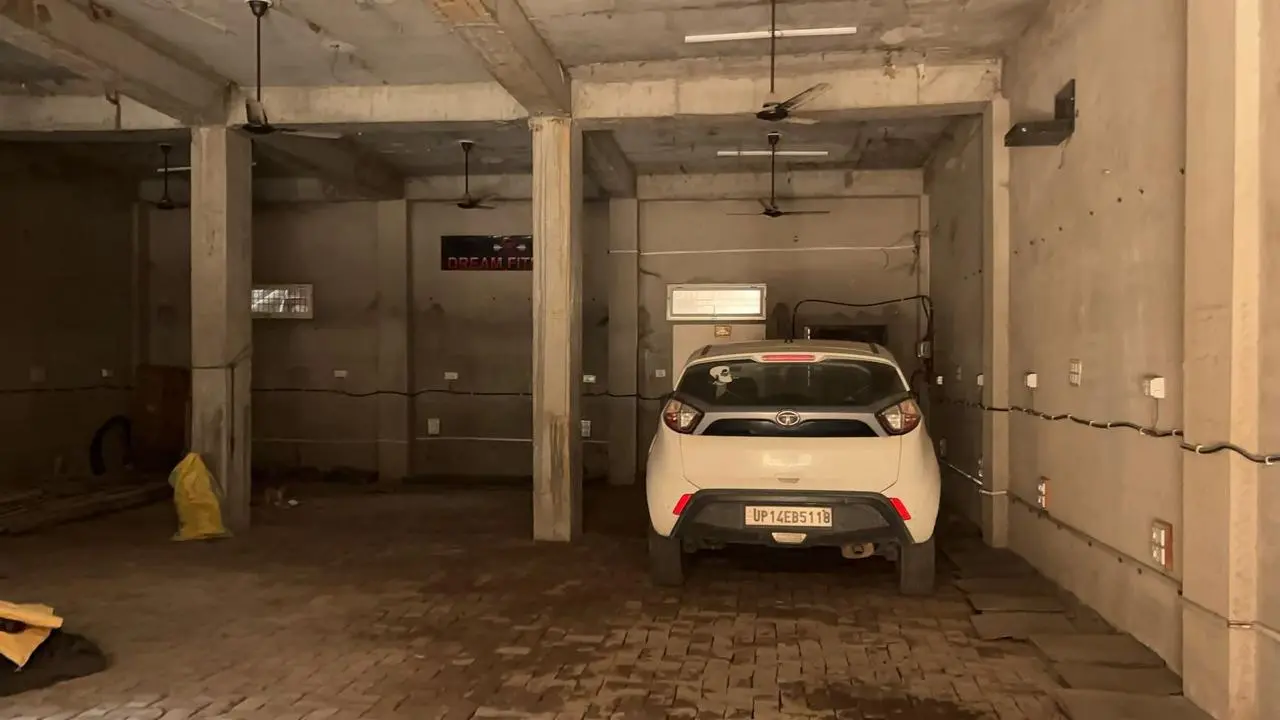 1,800 sqft warehouse in Noida, Uttar Pradesh — photo 1 of 5